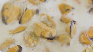 Kremalı midye pişiriyorum. Kremalı midye eti. Deniz ürünleri.