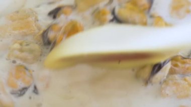 Kremalı midye pişiriyorum. Kremalı midye eti. Deniz ürünleri.