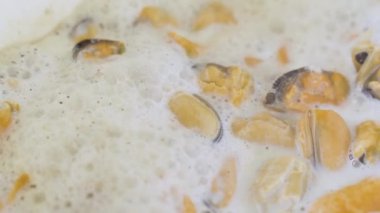 Kremalı midye pişiriyorum. Kremalı midye eti. Deniz ürünleri.