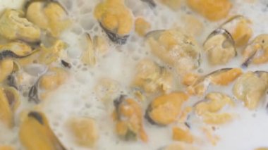 Kremalı midye pişiriyorum. Kremalı midye eti. Deniz ürünleri.