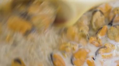 Kremalı midye pişiriyorum. Kremalı midye eti. Deniz ürünleri.