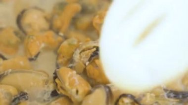 Kremalı midye pişiriyorum. Kremalı midye eti. Deniz ürünleri.