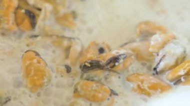 Kremalı midye pişiriyorum. Kremalı midye eti. Deniz ürünleri.