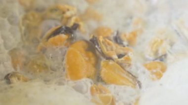 Kremalı midye pişiriyorum. Kremalı midye eti. Deniz ürünleri.