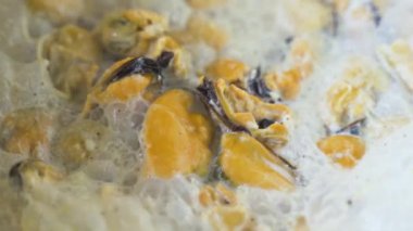 Kremalı midye pişiriyorum. Kremalı midye eti. Deniz ürünleri.