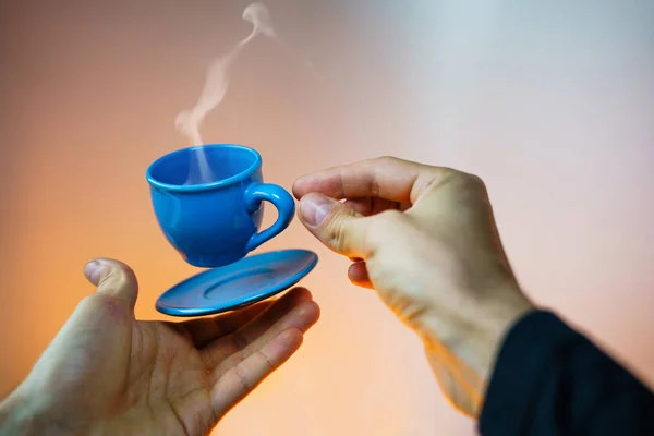 Attrappe des Höhenflugs in der Tasse heißen Kaffees — Stockfoto