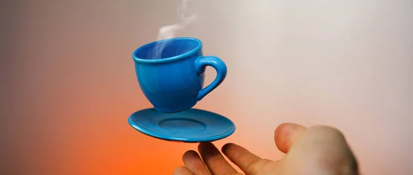 Attrappe des Höhenflugs in der Tasse heißen Kaffees — Stockfoto