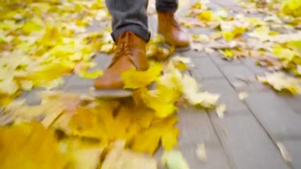 Een Jonge Man Leren Schoenen Loopt Een Pad Met Gevallen — Stockvideo