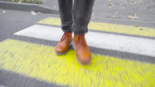 一个穿皮鞋的人在人行横道上穿过马路 交通法 道路上人员安全的概念 — 图库视频影像