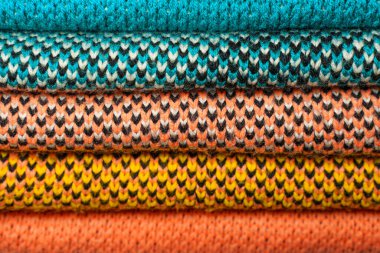 Renkli kumaş yığını, örülmüş kışlık giysiler..