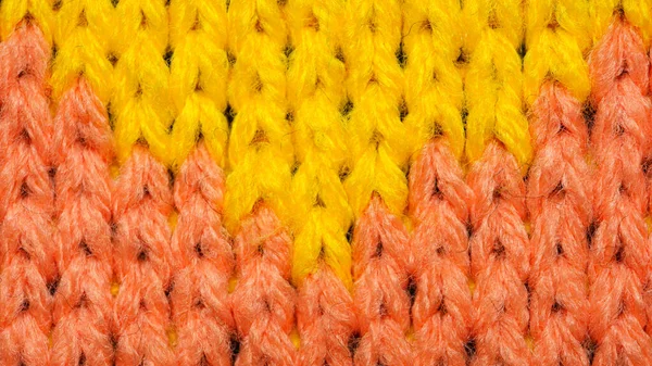 Geel en rood synthetisch breiwerk textuur — Stockfoto