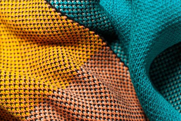 Uma pilha de tecidos de malha multicoloridos — Fotografia de Stock