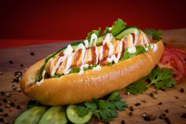 Sosisli sandviç ve ahşap.