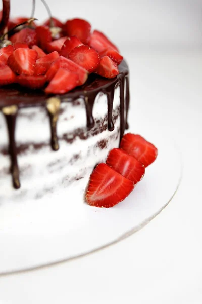 Cake met aardbeien en chocolade — Stockfoto