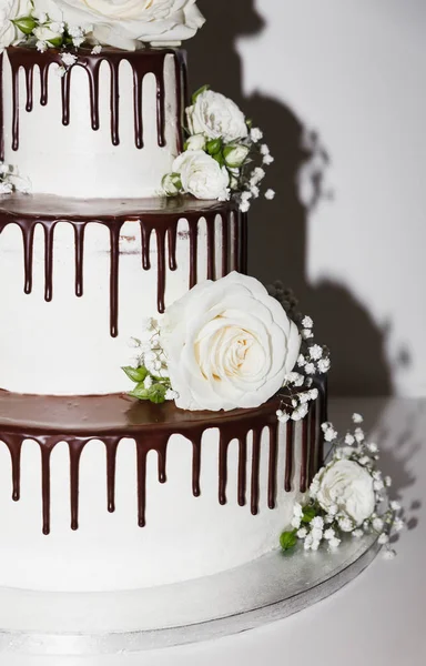 带巧克力和鲜花的婚礼蛋糕 — 图库照片