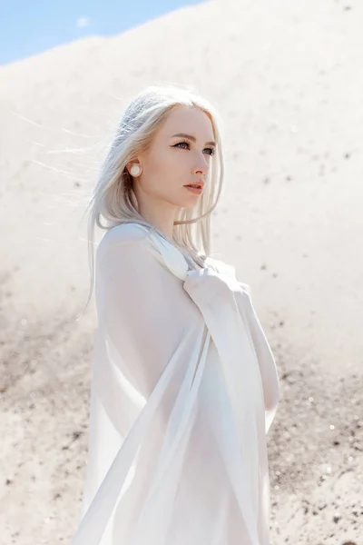 La fille aux cheveux blancs parmi les montagnes de sable — Photo
