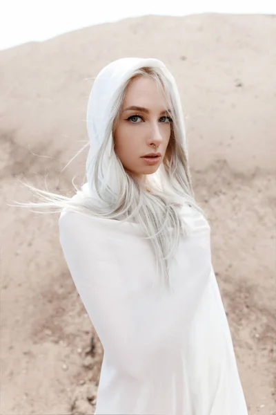 La fille aux cheveux blancs parmi les montagnes de sable — Photo