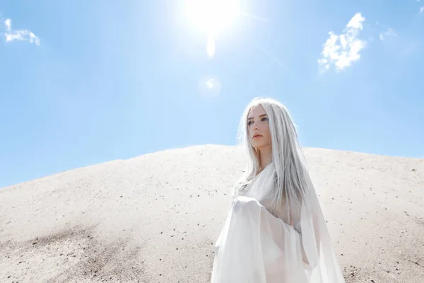 The girl with white hair among the sand mountains — Stock Photo, Image