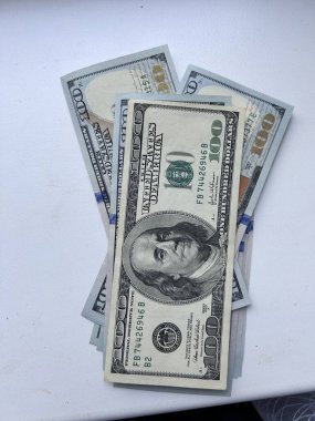 Dolarların detaylı makro görüntüsü. Para birimi karşılaştırması, küresel finans, ön-pazar ve ekonomik geçmiş. Amerikan doları ve Euro banknotlarının yakın çekim görüntüleri. Mali konsept gösterimi