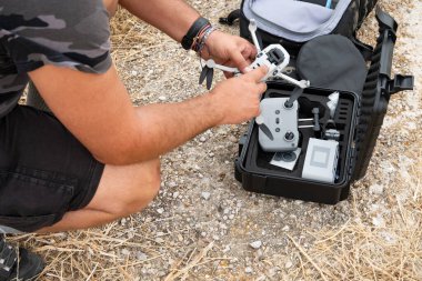 Kameraman hava saldırısı için hava aracı hazırlıyor.