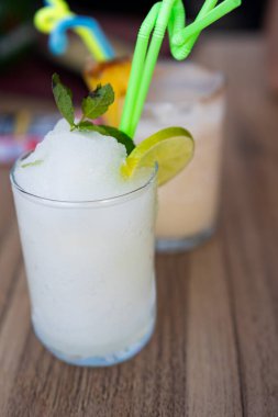 Limonlu ve nane şekerli buzlu buzlu içecek.