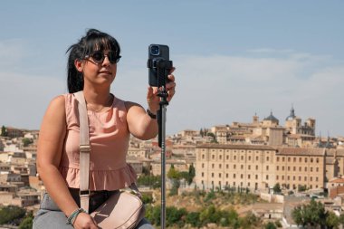 İspanya, Toledo 'da bir video kaydeden akıllı telefon kullanan bir kadın.