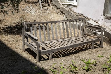 Sunny Day 'de eski ahşap bahçe tezgahı..