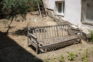 Sunny Day 'de eski ahşap bahçe tezgahı..