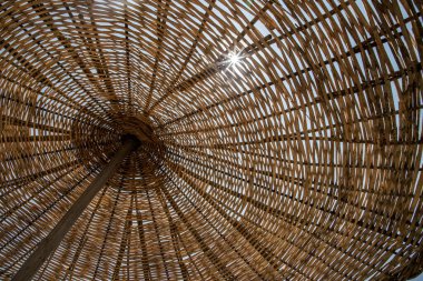 Açık Mavi Gökyüzü ve Güneş Işığına Karşı Örülmüş Hasır Şemsiye Görünümü