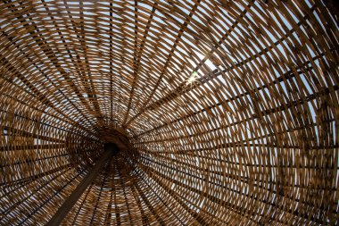 Açık Mavi Gökyüzü ve Güneş Işığına Karşı Örülmüş Hasır Şemsiye Görünümü