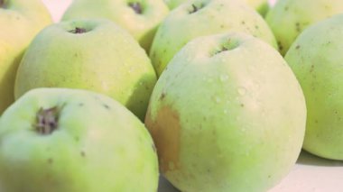 Ağaç dalında sallanan olgun elma. Yüksek kalite fotoğraf