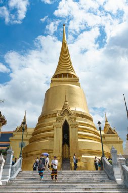 Bangkok, Tayland - 1 Eylül 2018: Phra Sriratana Chedi Grand Palace, Bangkok, turist ziyaret