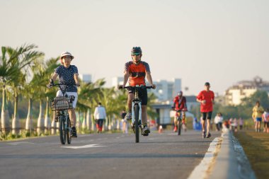 Khonkaen, Tayland - 23 Aralık 2018: Üst düzey çift Thungsang sağlık Parkı'nda sabah Bisiklete binme