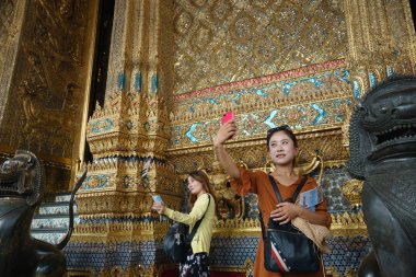 Bangkok, Tayland - 15 Ekim 2018: Çinli turist selfie fotoğrafta smartphone ile Wat Phra Kaew, Bangkok