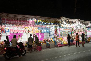 Samut Prakan, Tayland - 28 Ekim 2018: Kişi ziyaret Phra Samut Chedi Tapınağı Fuar, fuar bir karışımı Otop ürünleri ve çok yemek için bu en eski çalışan tapınak Tayland adil