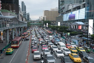Bangkok, Tayland - 14 Eylül 2018: Kalabalık alışveriş bölgesi Ratchadamri Rd, işten sonra bir trafik sıkışıklığı tribünde Araçlar.
