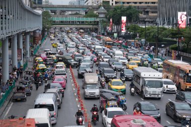 Bangkok, Tayland - 14 Eylül 2018: kamyonet alley gelen Ratchadamri Rd günü işten sonra ana yol araçları trafik sıkışıklığı içinde takdir.