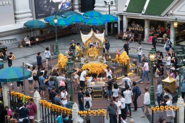 Bangkok, Tayland - 14 Eylül 2018: Turist ödeme saygı Erawan Tapınak, Grand Hyatt Erawan Hotel