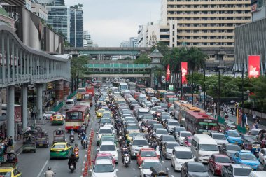 Bangkok, Tayland - 14 Eylül 2018: Kalabalık alışveriş bölgesi Ratchadamri Rd, işten sonra bir trafik sıkışıklığı tribünde Araçlar.