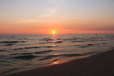 Tropik sahil sahilde günbatımı deniz manzarası