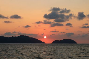 Güzel deniz manzarası günbatımı zamanı Adası'nda
