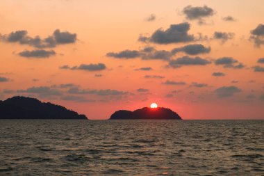 Güzel deniz manzarası günbatımı zamanı Adası'nda
