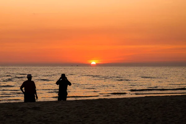 Silhouette of two men talking at sunset time — Stock Photo, Image
