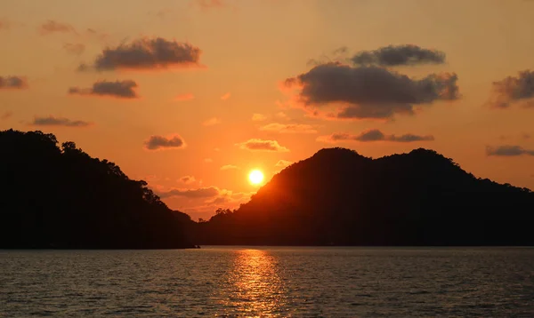美しい海景島で日没時間 — ストック写真