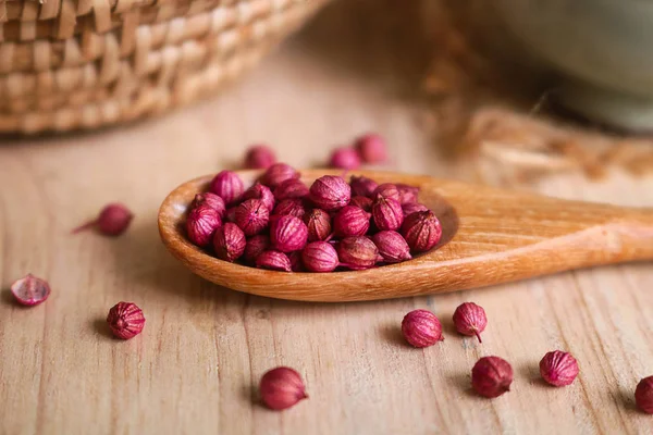 Semillas de cilantro púrpura en cuchara de madera . —  Fotos de Stock