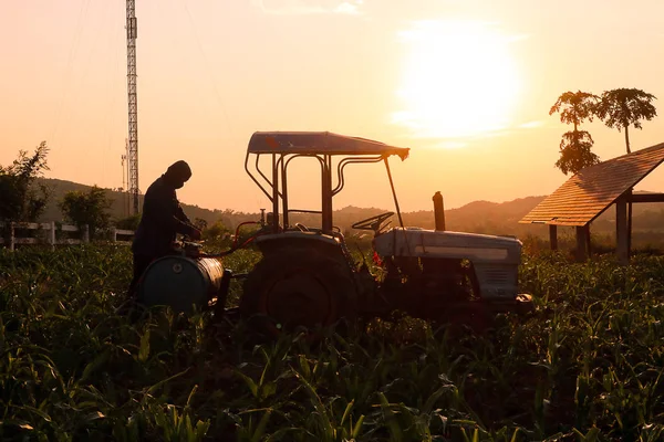 農場で農薬を準備し、散布する農家. — ストック写真