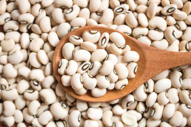 Tahta kaşıkta siyah gözlü fasulye.