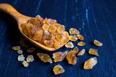 Rustik masada tahta kaşıkta doğal kaya şekeri