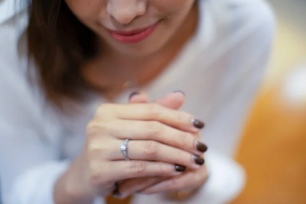 Primer plano de la mano de la mujer sosteniendo elegante anillo de diamantes de compromiso — Foto de Stock