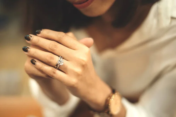 Крупным планом элегантного обручального бриллиантового кольца на женском пальце в темно-розовом свитере зимней одежды. любовь и концепция свадьбы . — стоковое фото